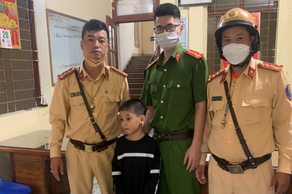 Cảnh sát giao thông kịp thời giúp đỡ trẻ bị tự kỉ đi lạc trở về gia đình